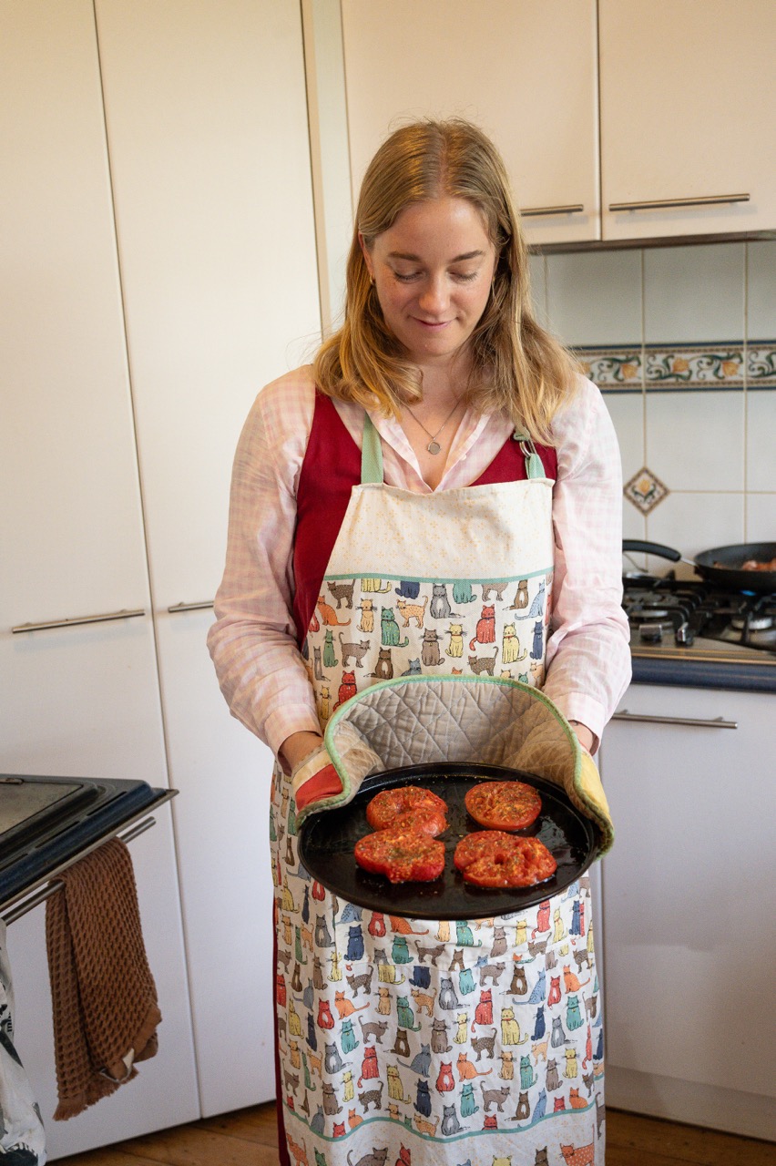 beccy standing in her kitchen with roasted tomatoes 